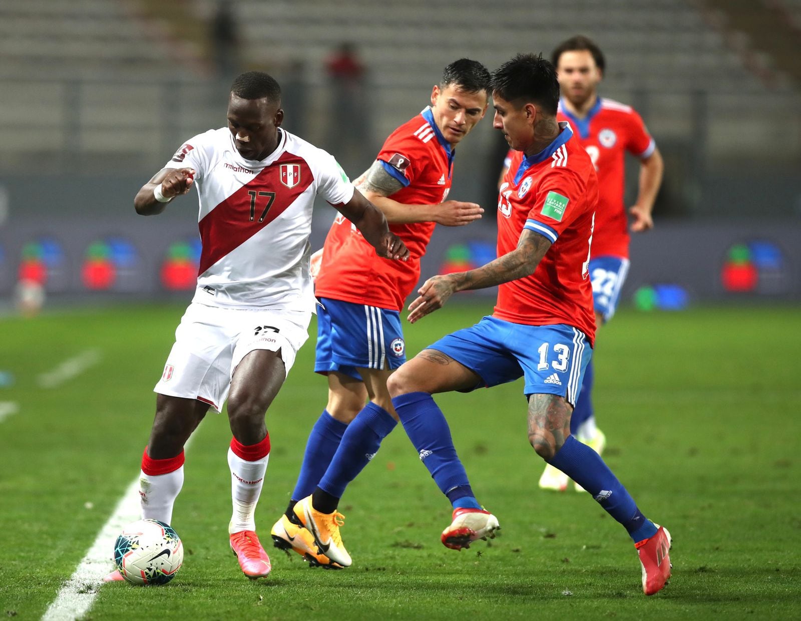 Pulgar y Aránguiz, en la visita de Chile a Perú.