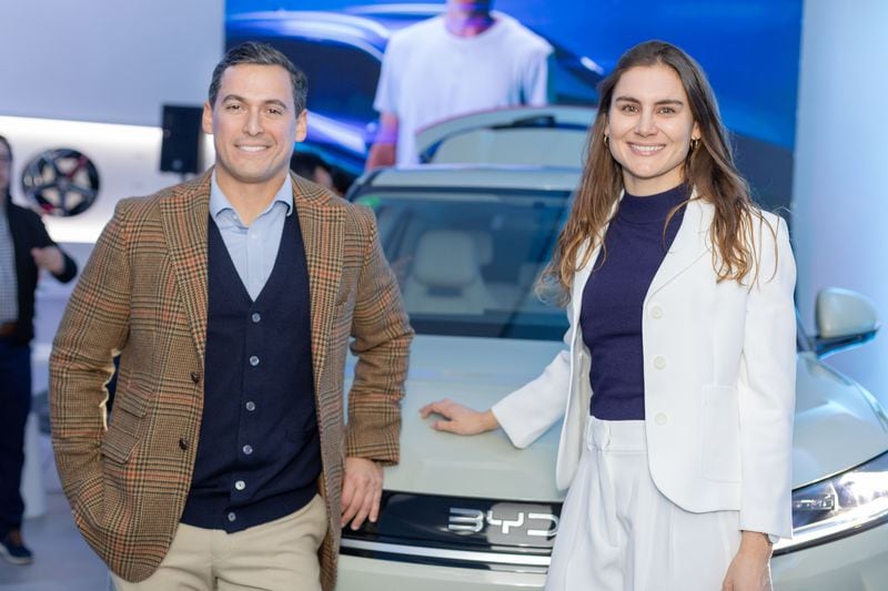 Branko Markovinovic, subgerente comercial BYD Auto, y Fernanda Carvajal, subgerente de Marketing BYD Auto.