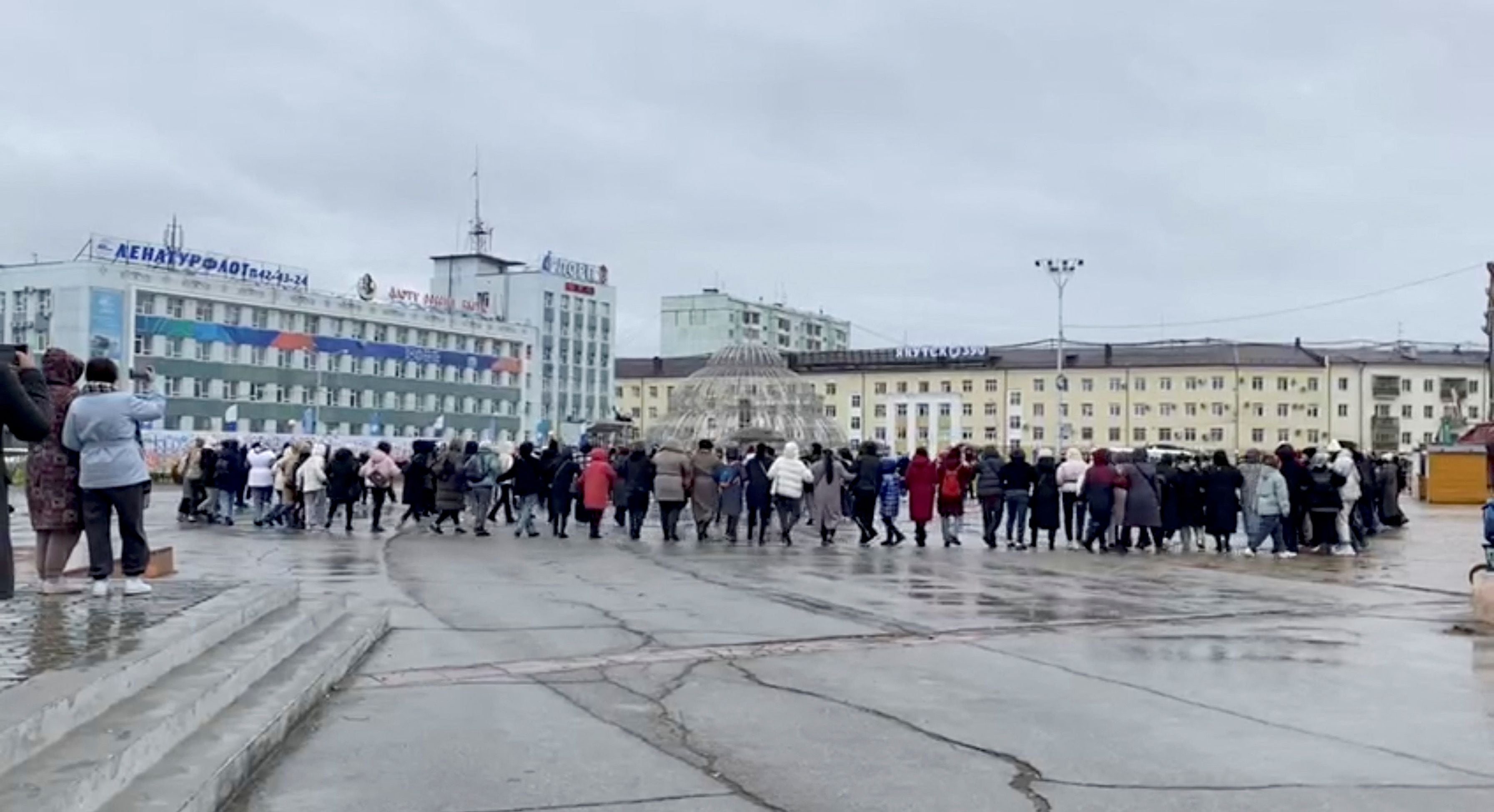 Russians use traditional song and dance to protest against mobilisation