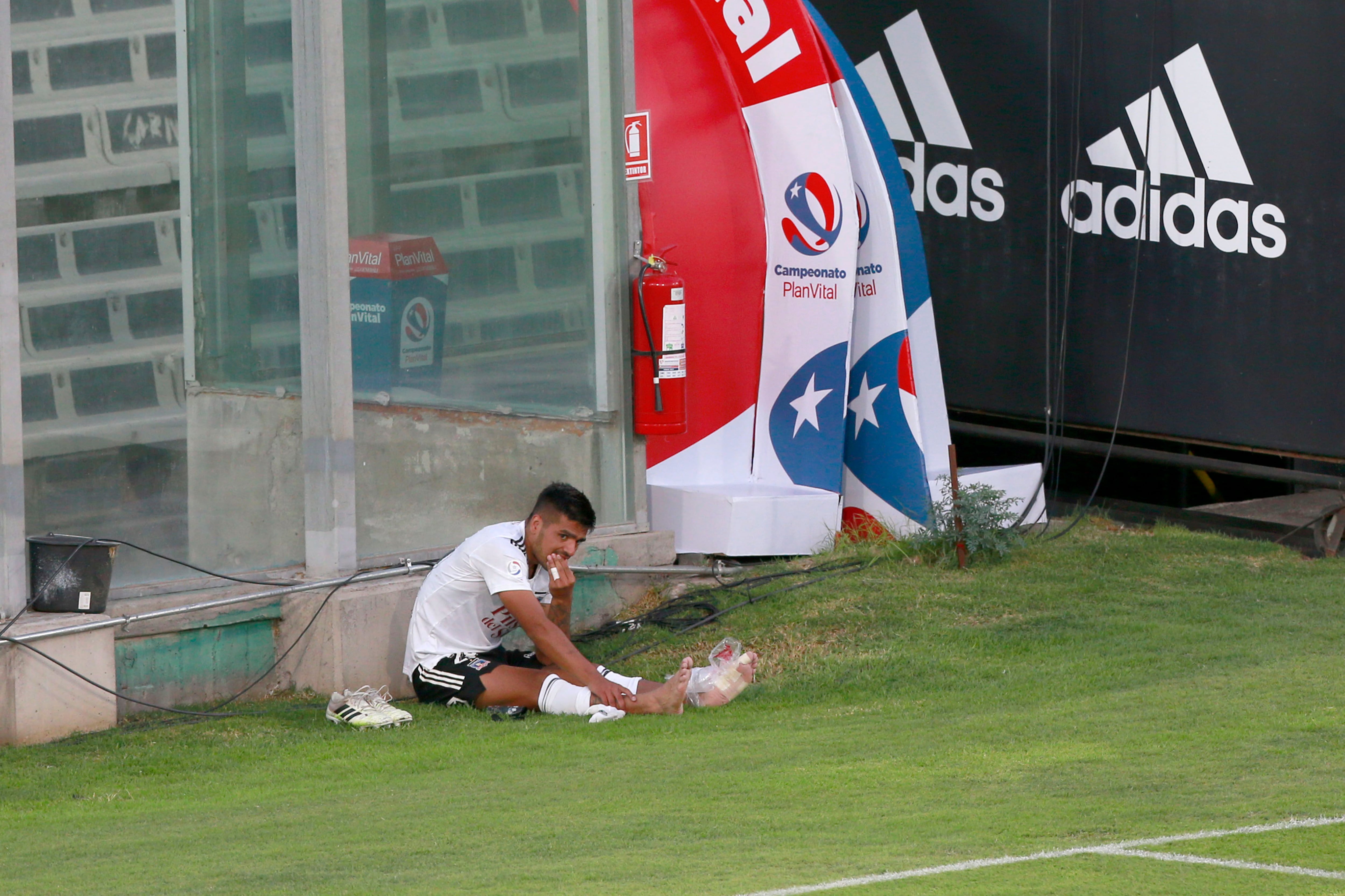 Felipe Campos se lamenta tras sufrir una lesión en el empate sin goles entre Colo Colo y Unión La Calera, en el estadio Monumental. Foto: AgenciaUno.