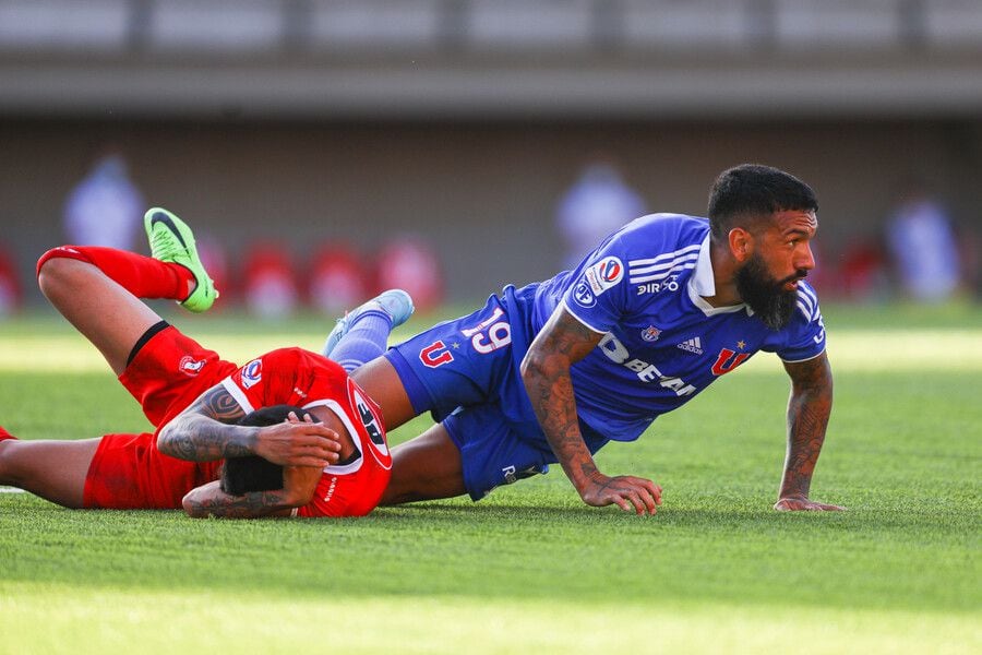 Ronnie Fernández en la refriega ante Unión La Calera, en la primera fecha. Ahí ganó Universidad de Chile.