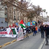Manifestantes marchan por Palestina en el centro de Santiago