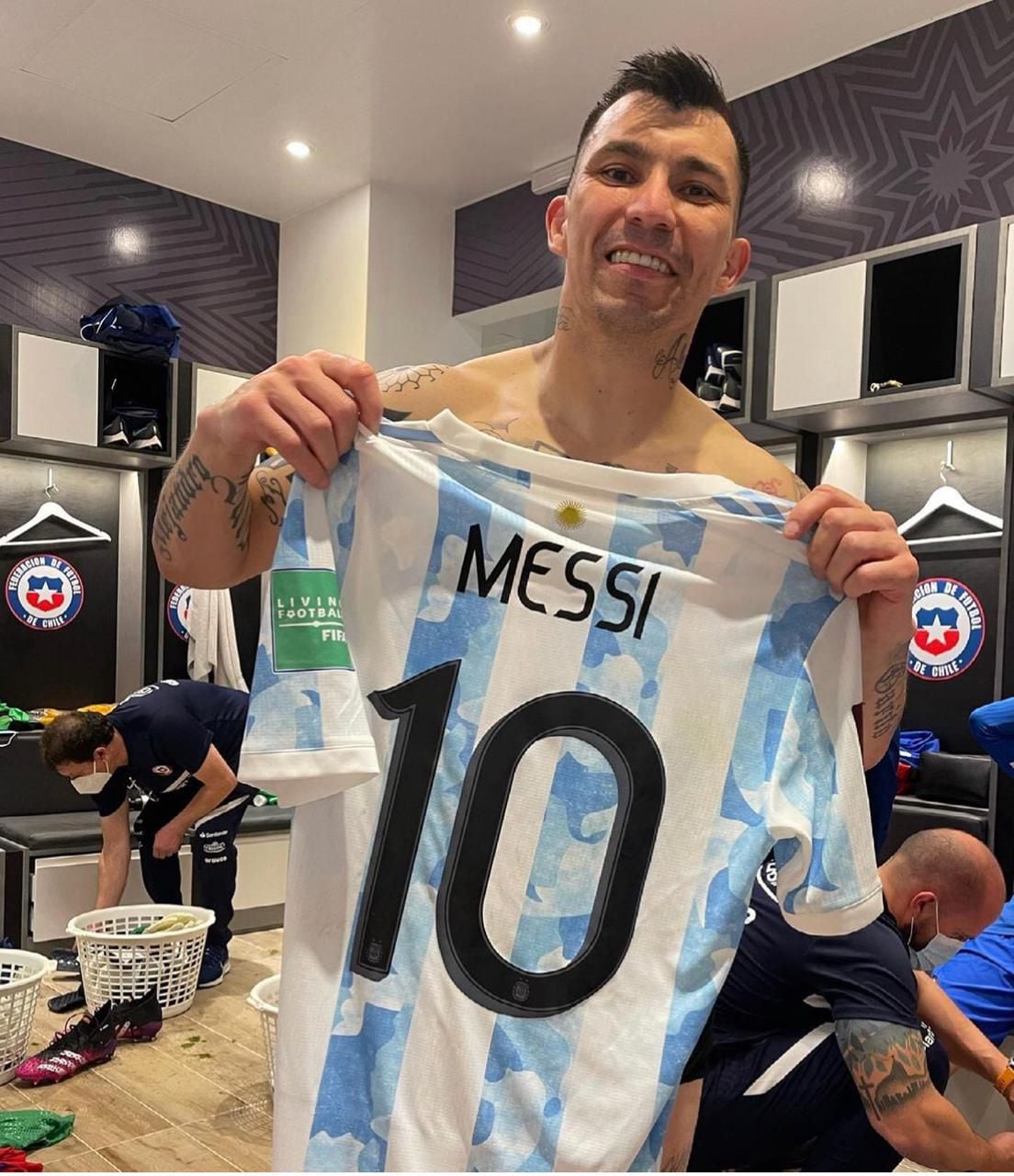 Gary Medel posa con la camiseta que le obsequió Messi.