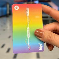 “Avanzamos con orgullo, conectamos con amor”: Metro lanza edición especial de tarjeta Bip! para conmemorar el Día del Orgullo 