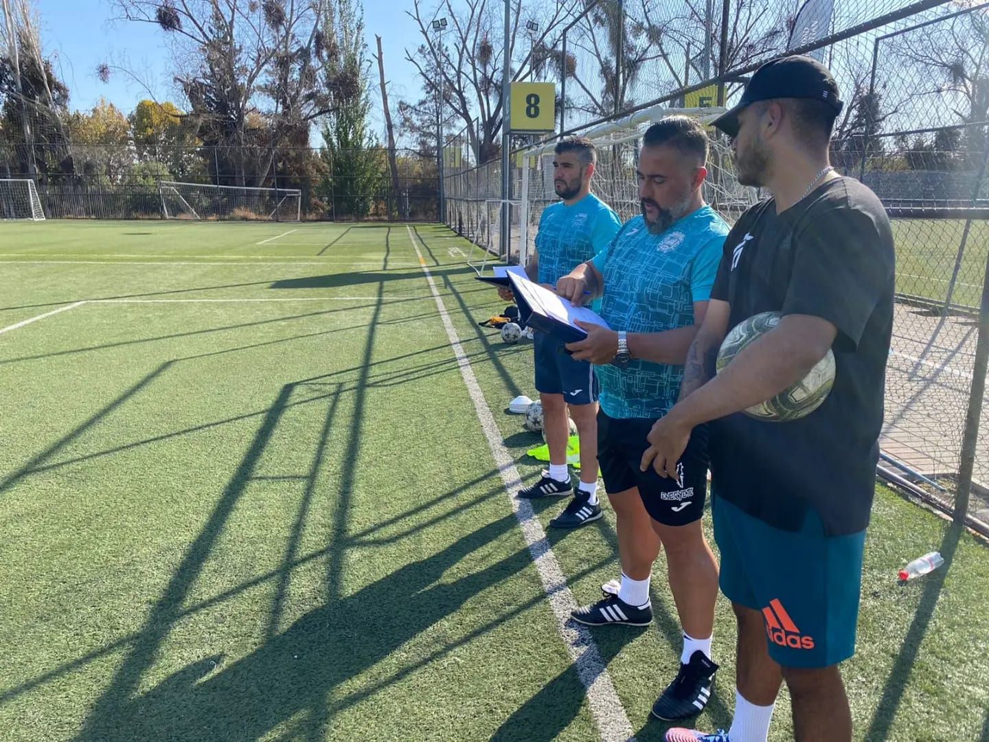 Josele González, al centro, y sus colaboradores registran la información de los jugadores chilenos que están observando para el Fuenlabrada.