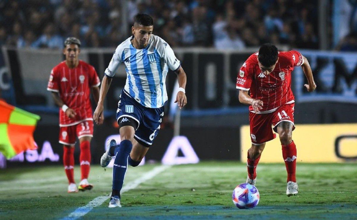 Tomás Avilés jugando por Racing, frente a Huracán.