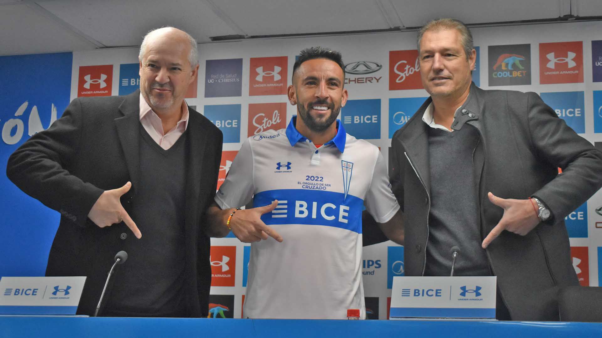 El Huaso posa con la camiseta de la UC, junto a Juan Tagle y José María Buljubasich. FOTO: Cruzados.