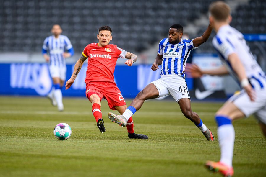 Charles Aránguiz fue parte de la derrota de Bayer Leverkusen contra Hertha de Berlín. Foto: @bayer04_es / Twitter.