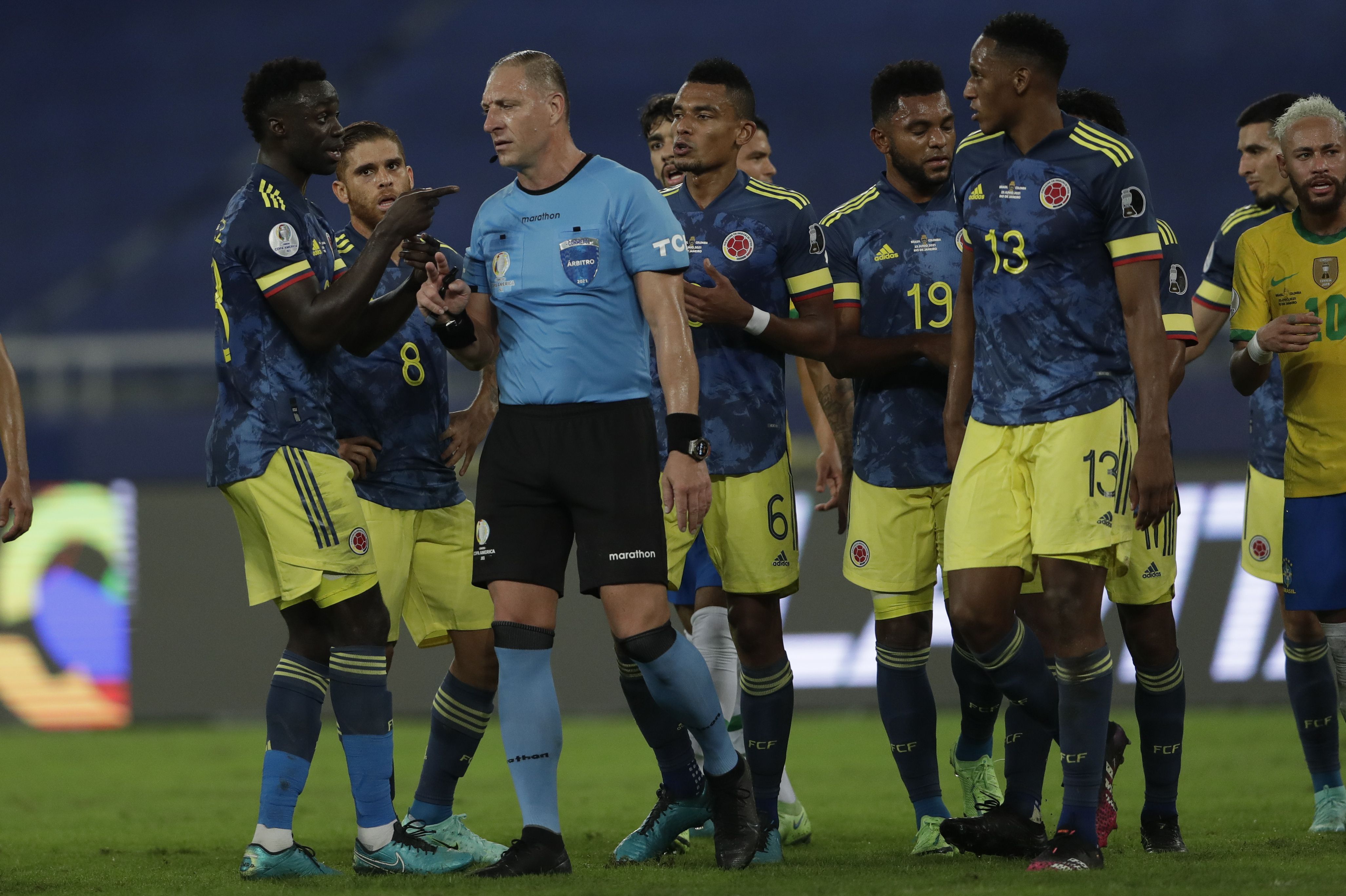 Colombia le reclama al juez Néstor Pitana en el partido ante Brasil