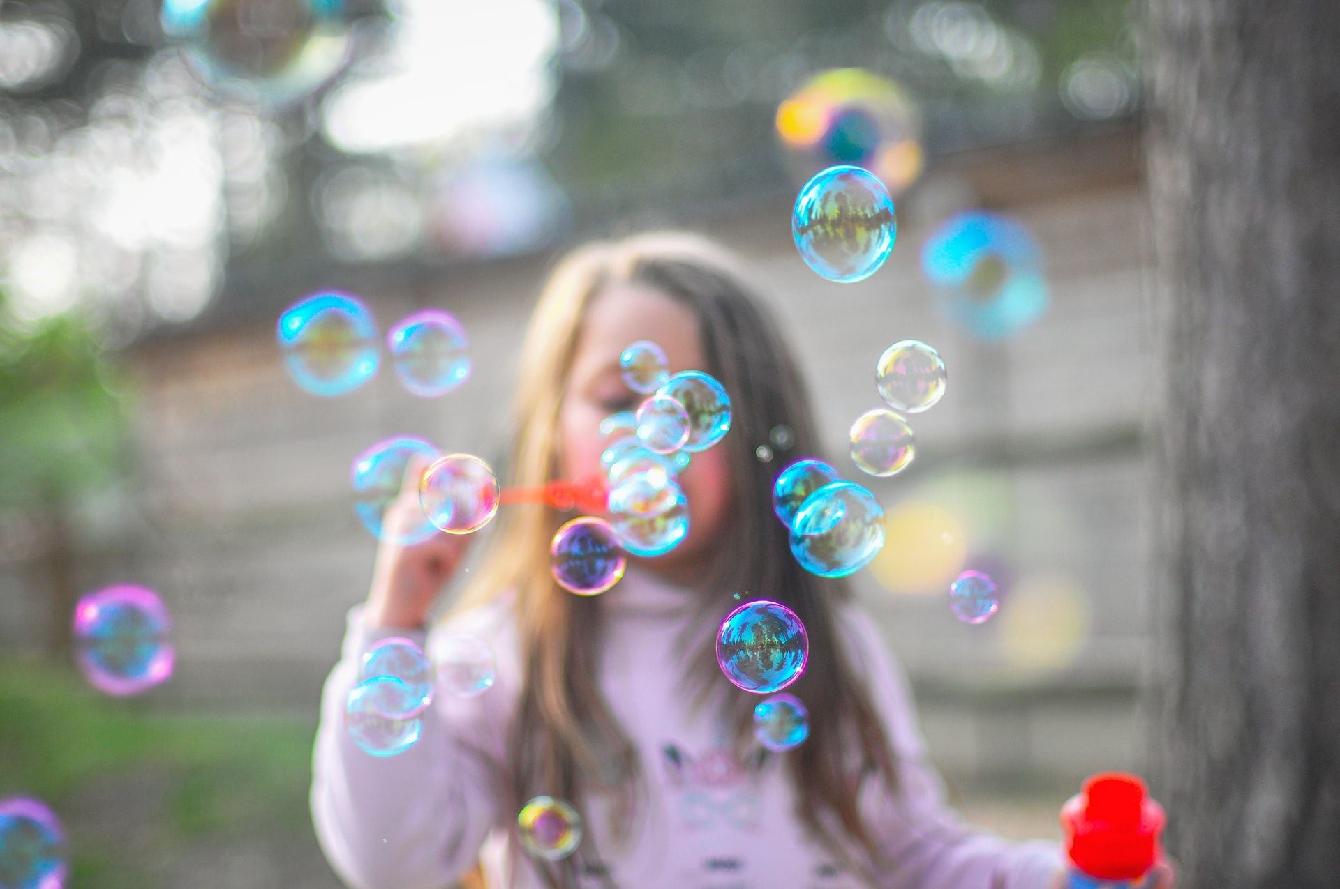 Niña jugando juego burbujas