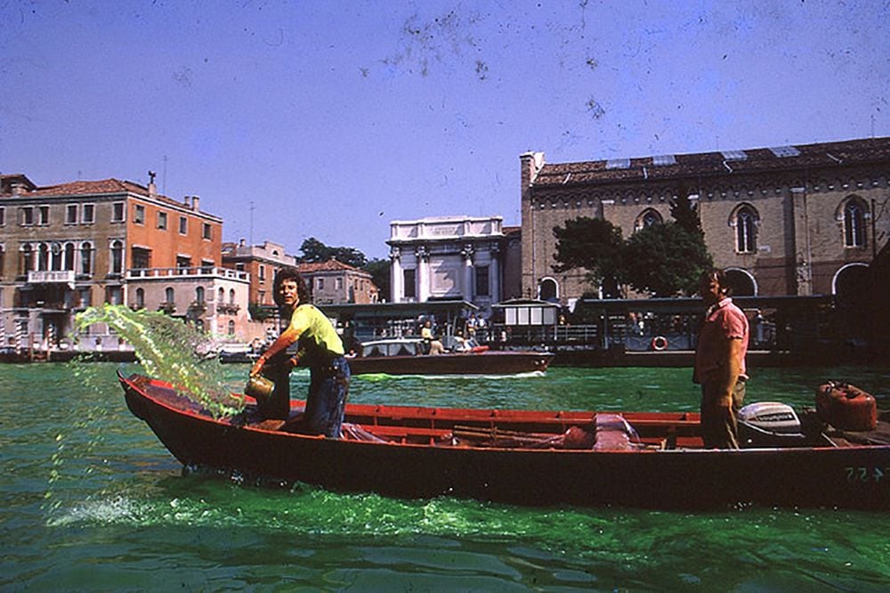 Gran Canal de Venecia aparece teñida de verde fluorescente