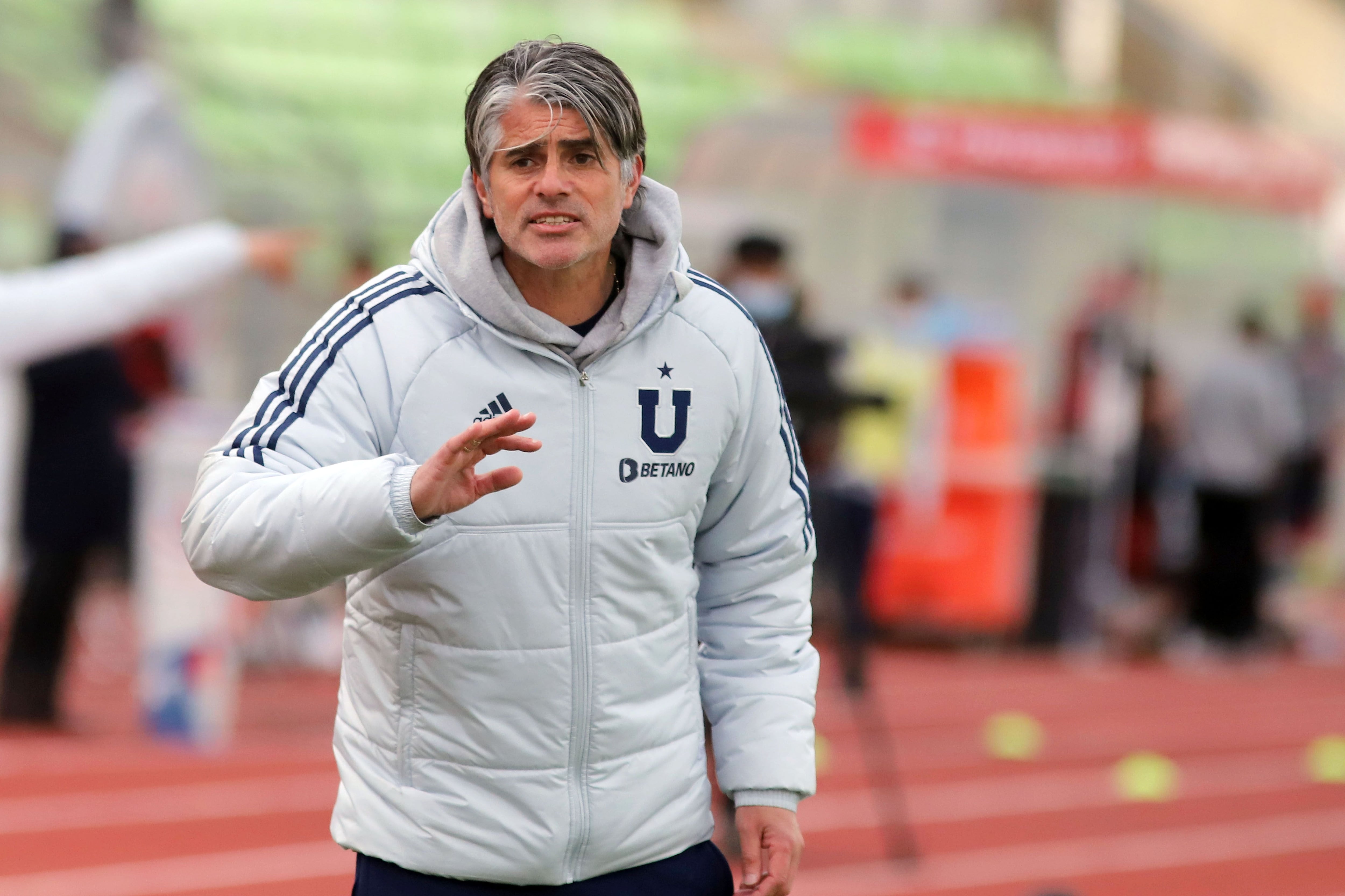 El director tecnico de Universidad de Chile Luis Diego López, durante el partido válido por la fecha 18 del Campeonato Nacional AFP PlanVital 2022, entre Universidad de Chile y Ñublense disputado disputado en el Estadio Bicentenario Elías Figueroa Brander de Valparaíso.