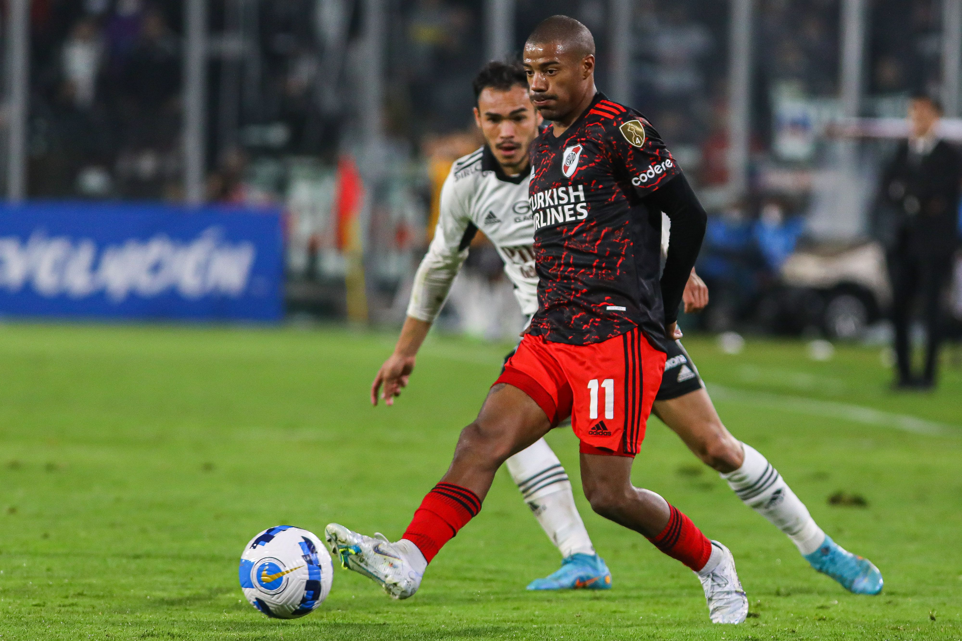 Suazo frente a De La Cruz, en el partido entre Colo Colo y River Plate