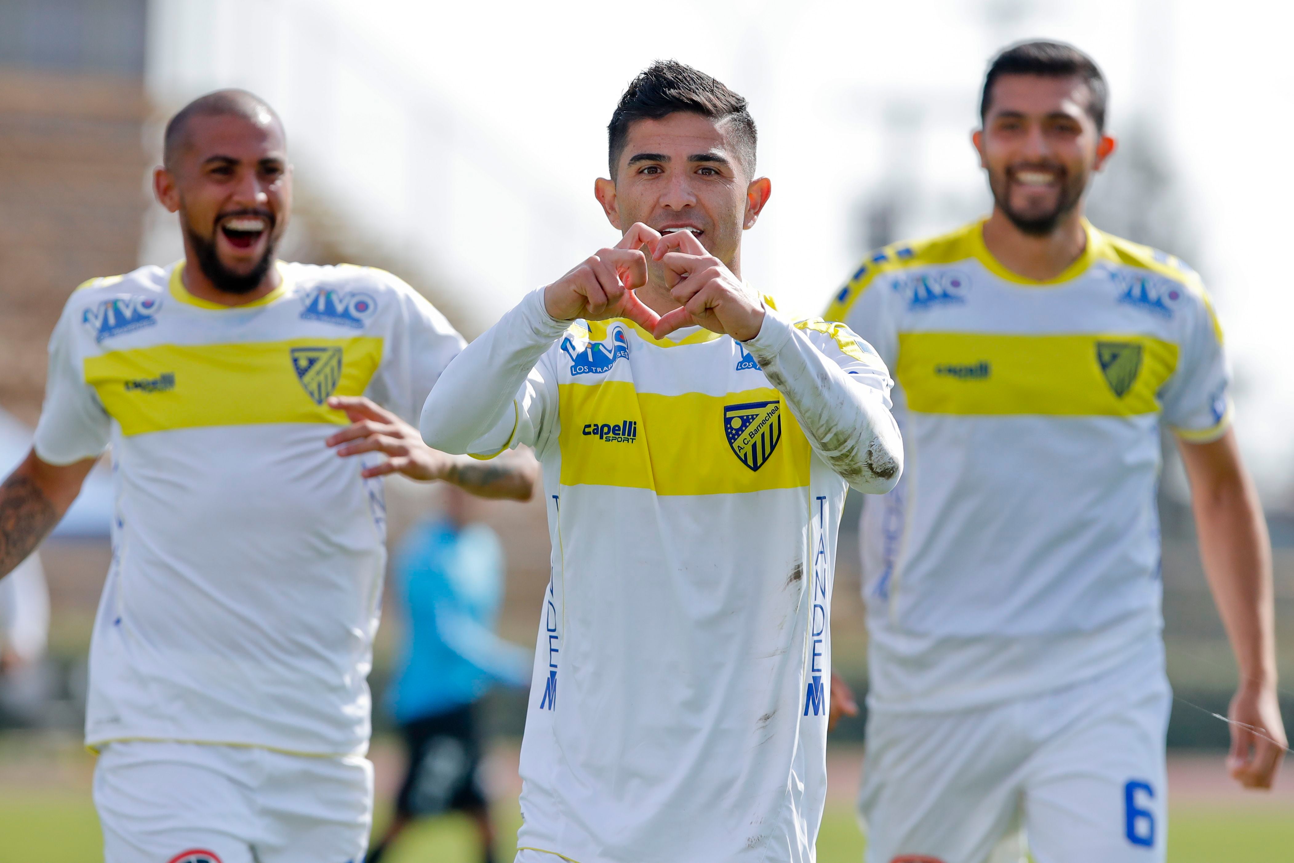 Felipe Flores celebra uno de los 11 goles que convirtió en Barnechea, este año. El delantero quiere volver a jugar en Primera.