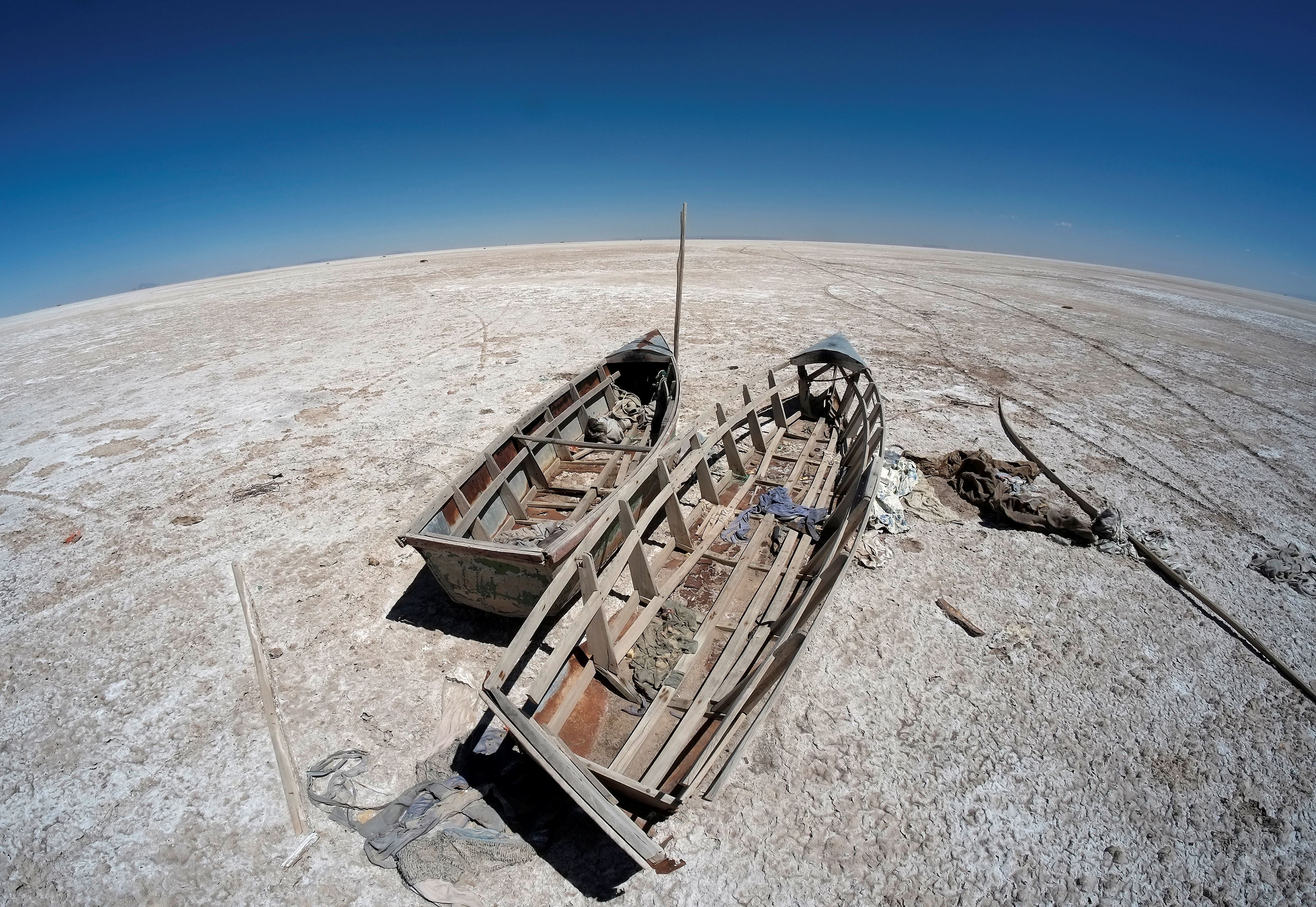 Imagen de archivo de botes en el lecho seco del lago Poopó afectado por el cambio climático, en el departamento de Oruro. 