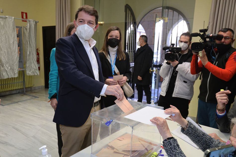 Alfonso Fernández Mañueco, candidato del Partido Popular y presidente de Castilla y León, votando en Salamanca. Foto: AP.