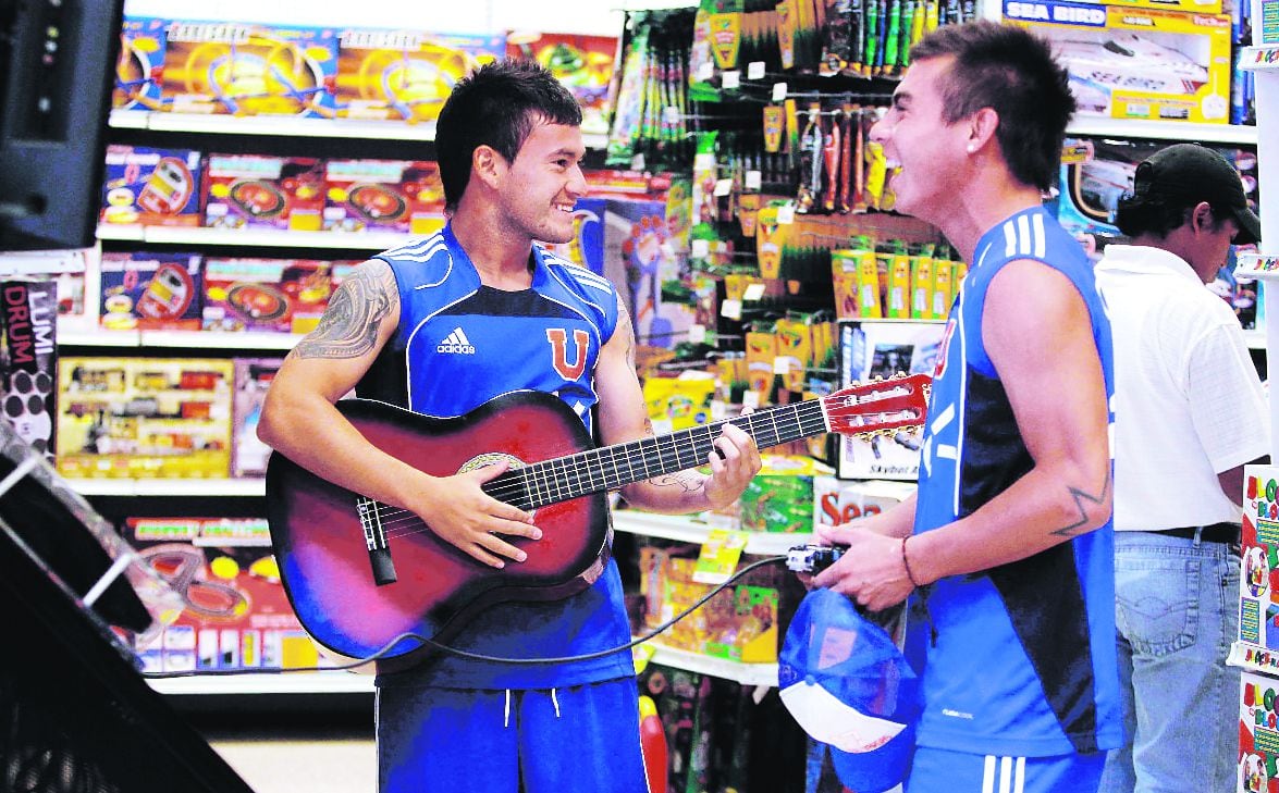 Charles Aránguiz y Eduardo Vargas en Mi Juguetería. Ambos, junto a Osvaldo González, pasaron largos minutos divirtiéndose entre guitarra, Play Station y skate.