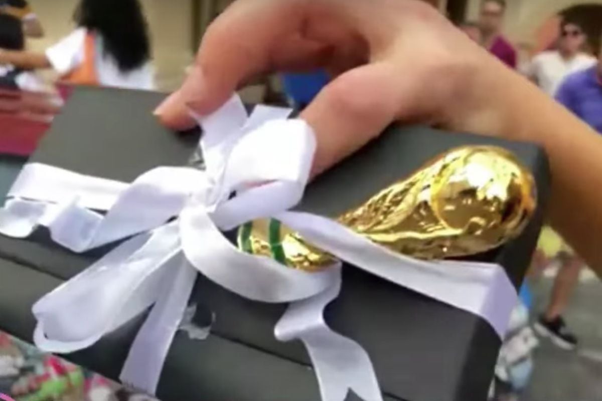 Regalo de qatarí a periodista en Mundial de Qatar