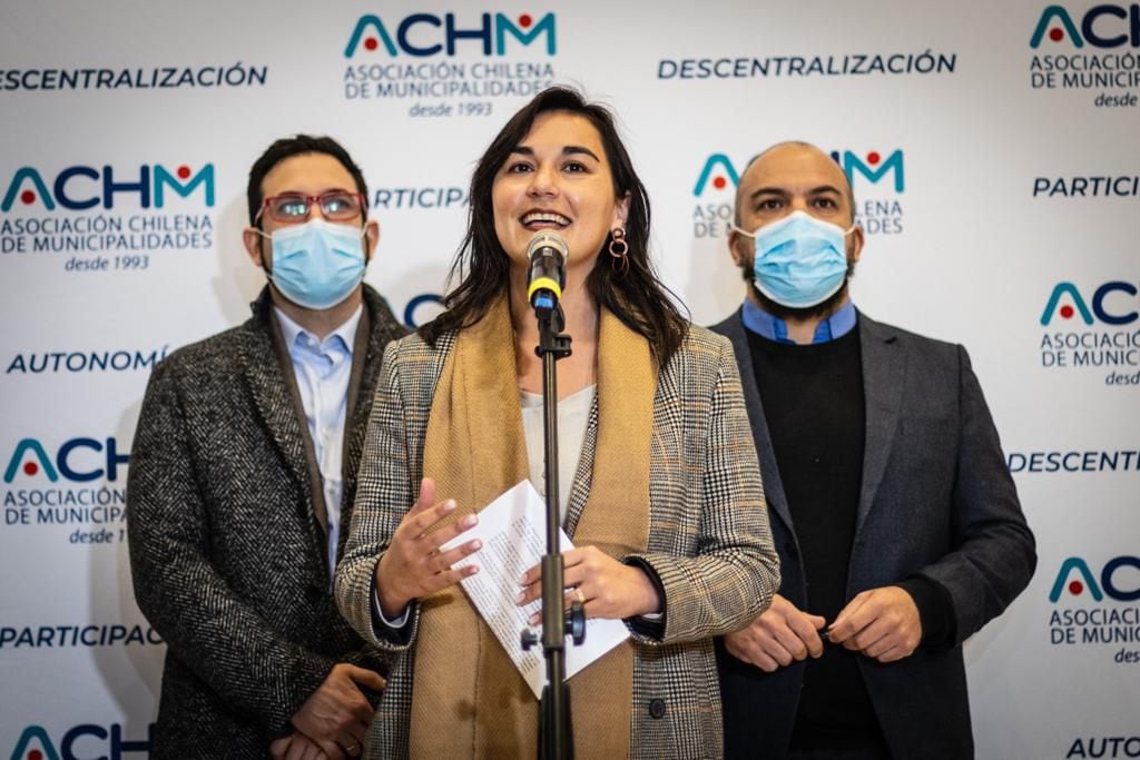 La ministra Siches en un punto de prensa en Viña del Mar, tras asistir a la asamblea de la AChM.