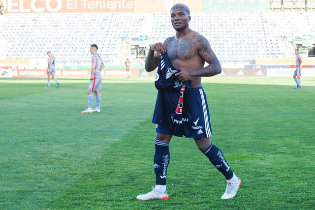 Junior Fernandes celebrando su gol ante Unión La Calera, que decretó la salvación de la U del descenso.