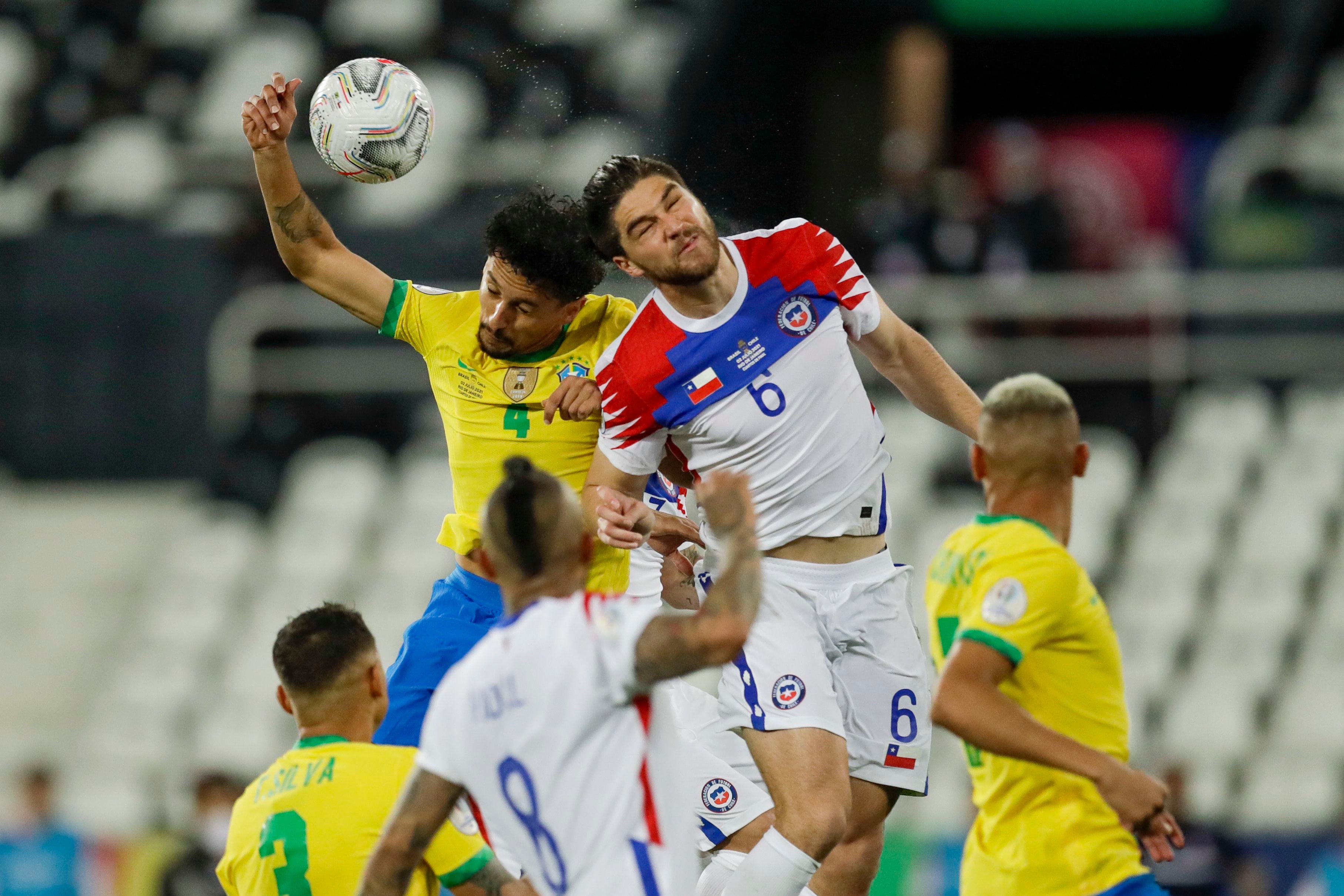 Francisco Sierralta frente a Brasil