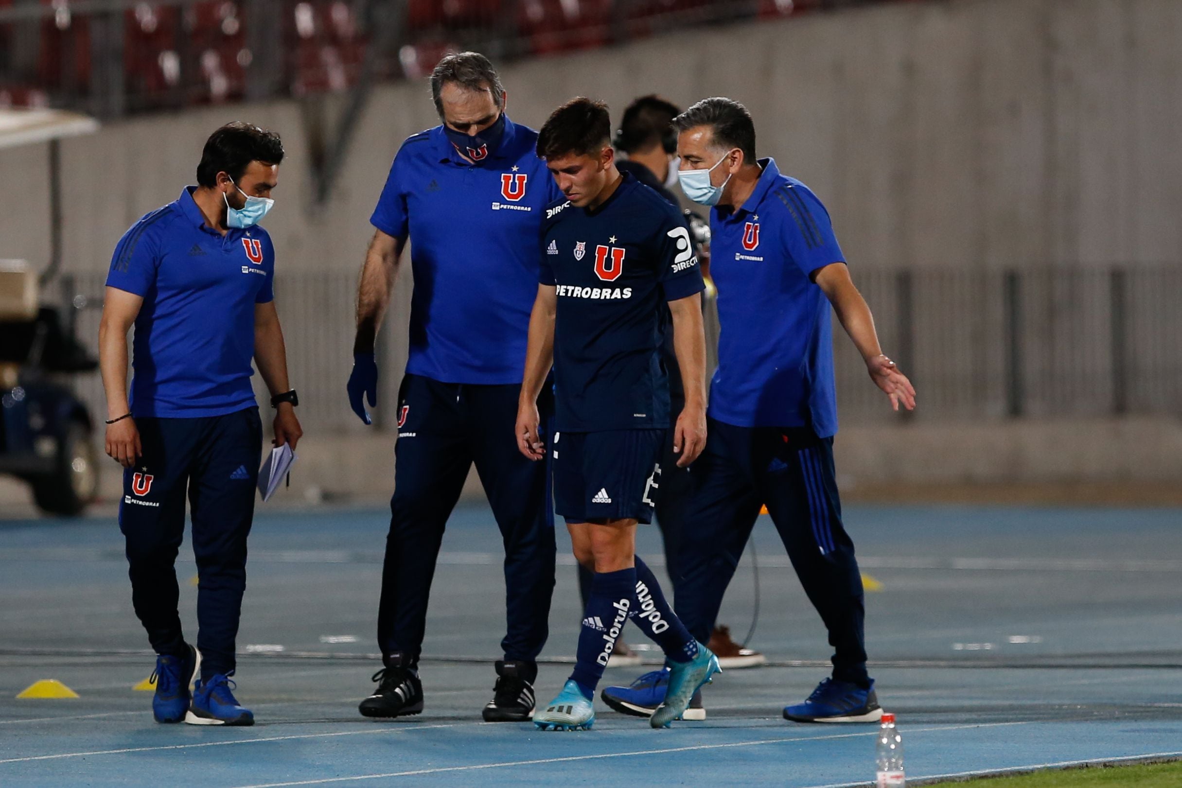 Mauricio Morales sale lesionado ,durante el partido valido por la Decimocuarta fecha del Campeonato Nacional AFP PlanVital 2020, entre Universidad de Chile vs Deportes la Serena, disputado en el Estadio Nacional.