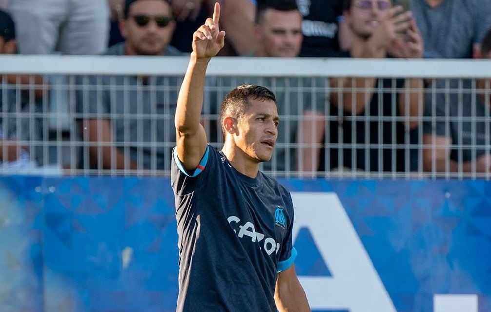 Alexis Sánchez festeja su gol frente a Auxerre.