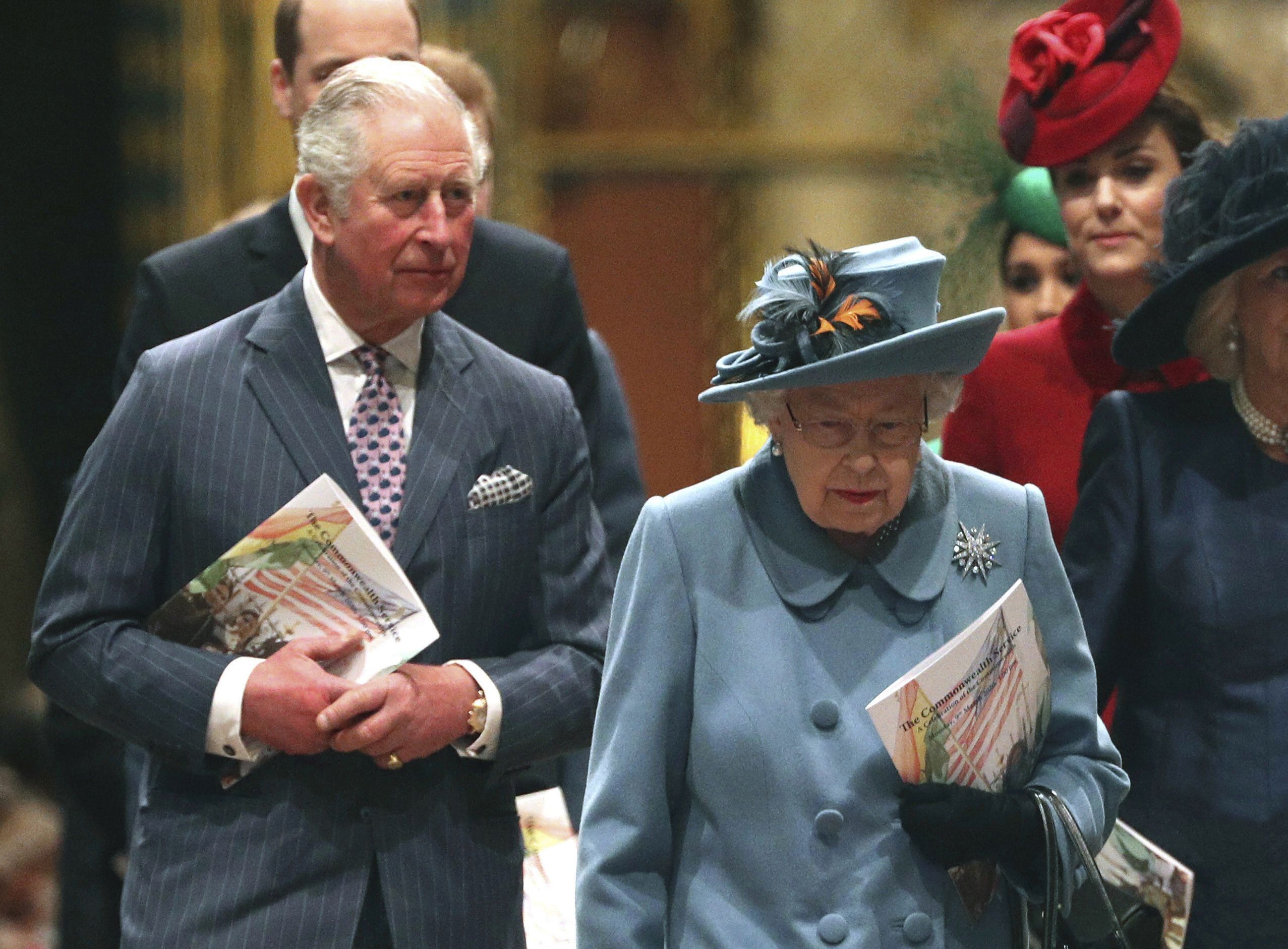 príncipe carlos y reina isabel