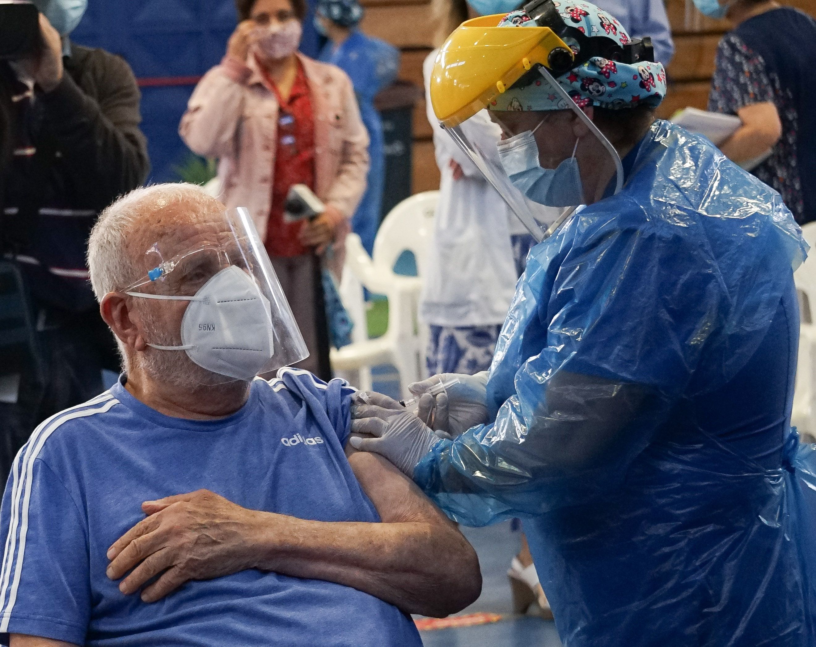 Primeras horas de vacunación masiva a adultos mayores