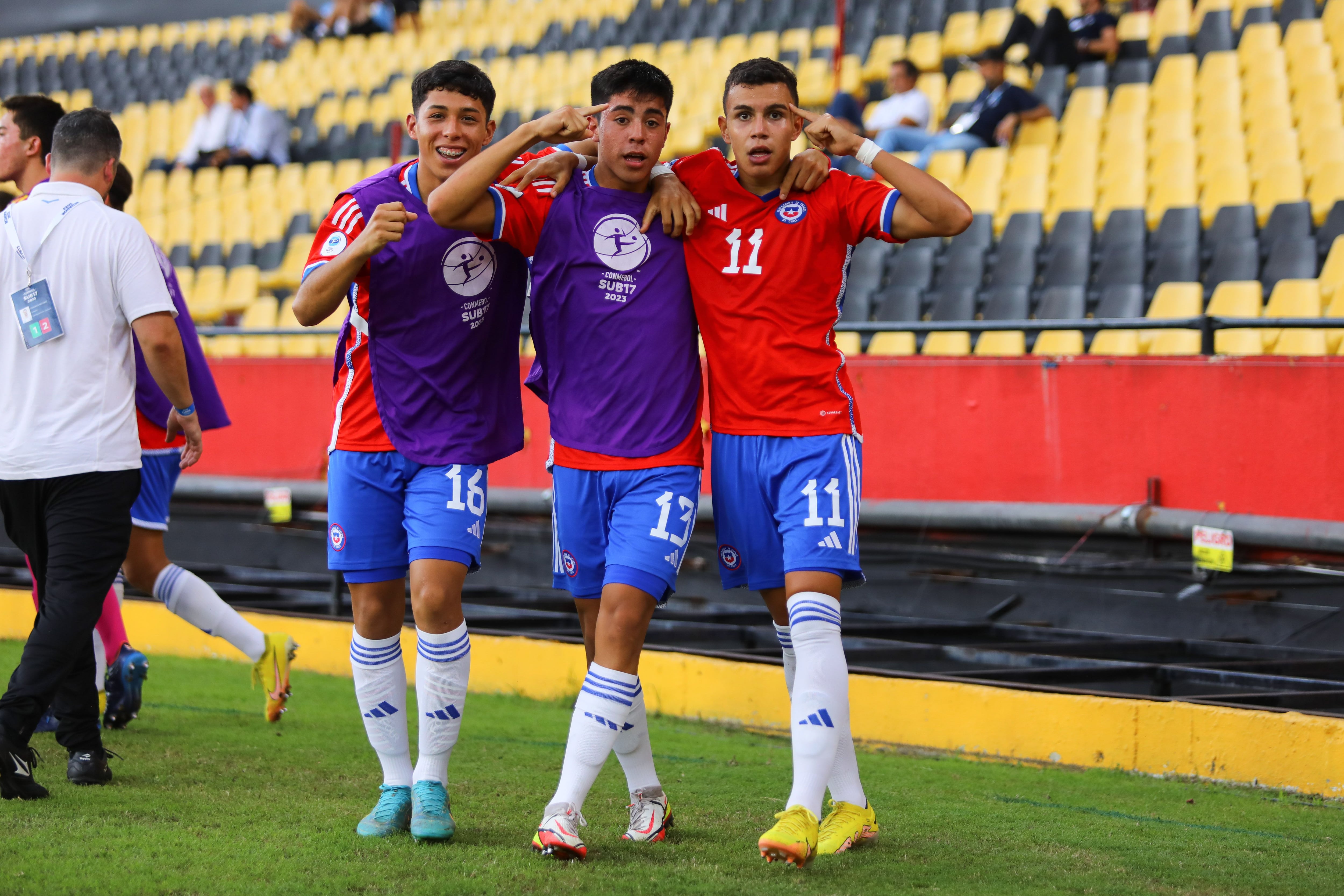 Alejandro Hales (11) festeja junto a sus compañeros el triunfo sobre Uruguay en el Sudamericano Sub 17.