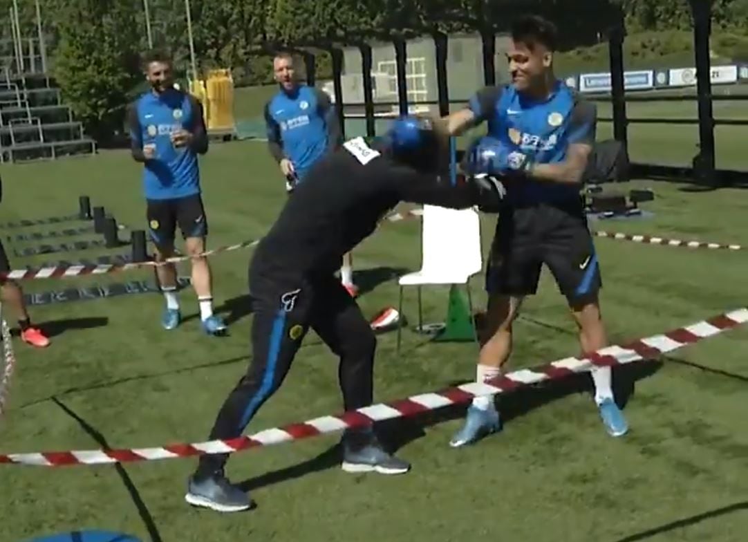 Lautaro Martínez y Antonio Conte, en la improvisada sesión de boxeo en el Inter