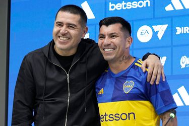 Juan Román Riquelme junto a Gary Medel en la presentación del defensor.