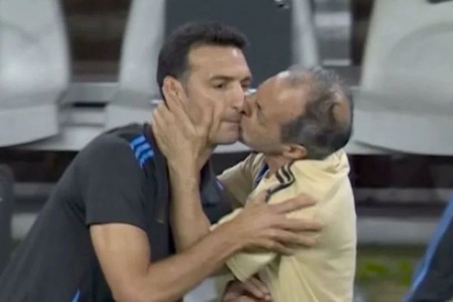 El beso que Marito Di Stéfano le dio a Lionel Scaloni tras clasificar a las semifinales de la Copa América.