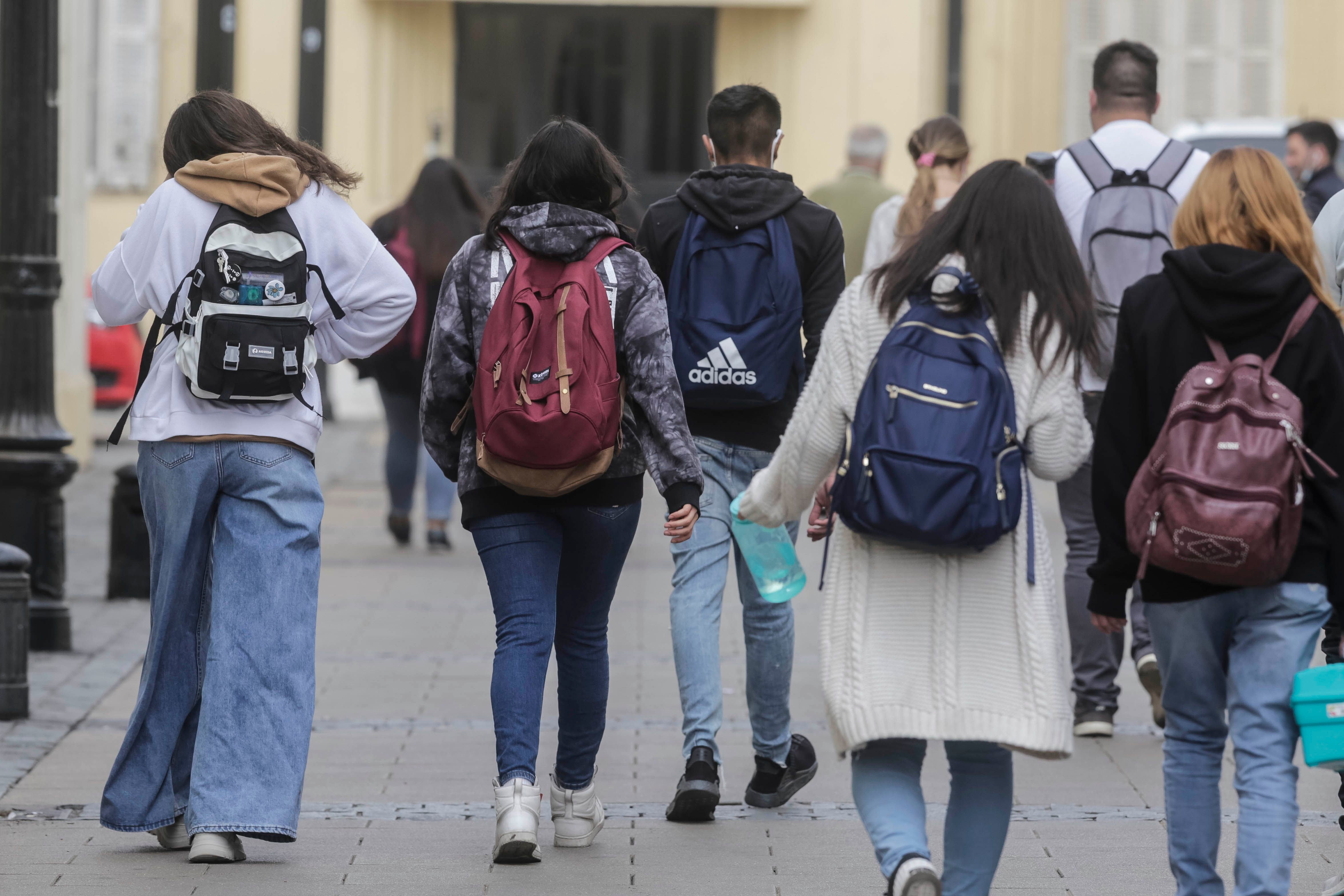 ESTUDIANTES UNIVERSITARIOS