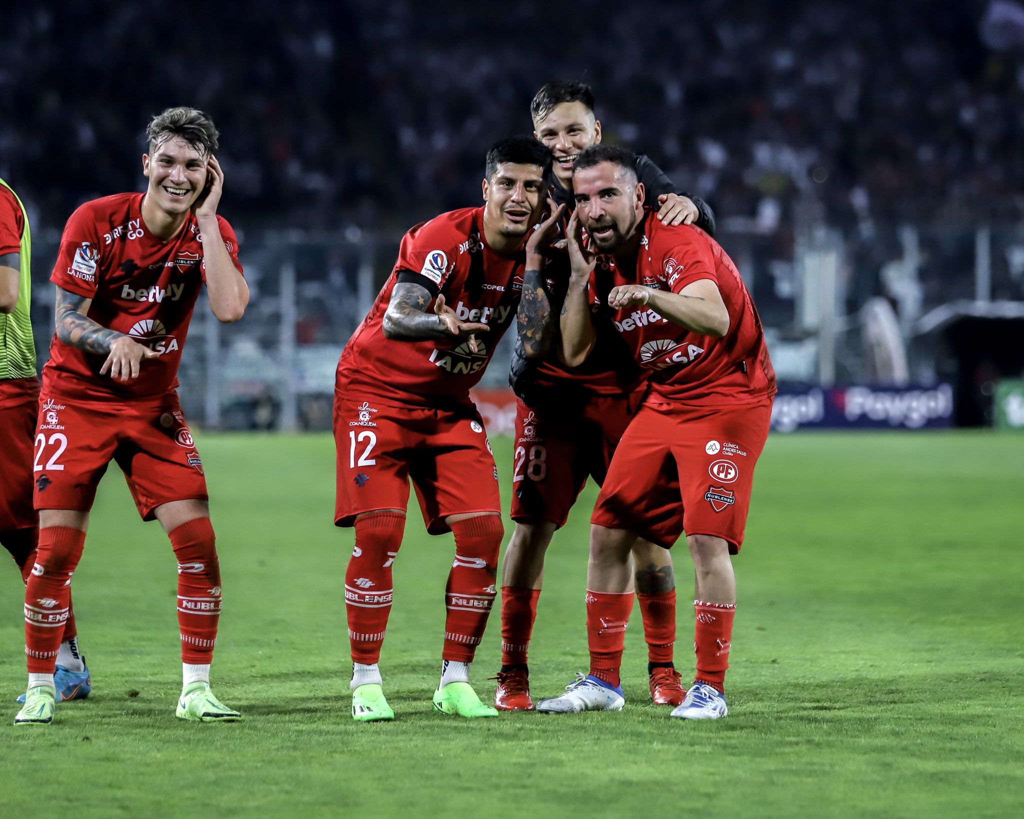 Los jugadores de Ñublense festejando de la manera que lo hacían los del Cacique.