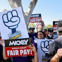 Disney y los sindicatos llegan a un pacto tentativo para evitar huelga en Disneylandia
