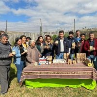 Ministro de Agricultura visita a pequeños productores de pisco y apicultores de Atacama 