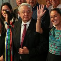 Sheinbaum promete profundizar “la Cuarta Transformación” de AMLO, mientras Morena arrasa frente a partidos tradicionales en las legislativas