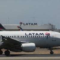 Piloto de vuelo Miami-Santiago falleció tras aterrizaje de emergencia en Panamá: sufrió complicaciones cardiacas durante el trayecto 