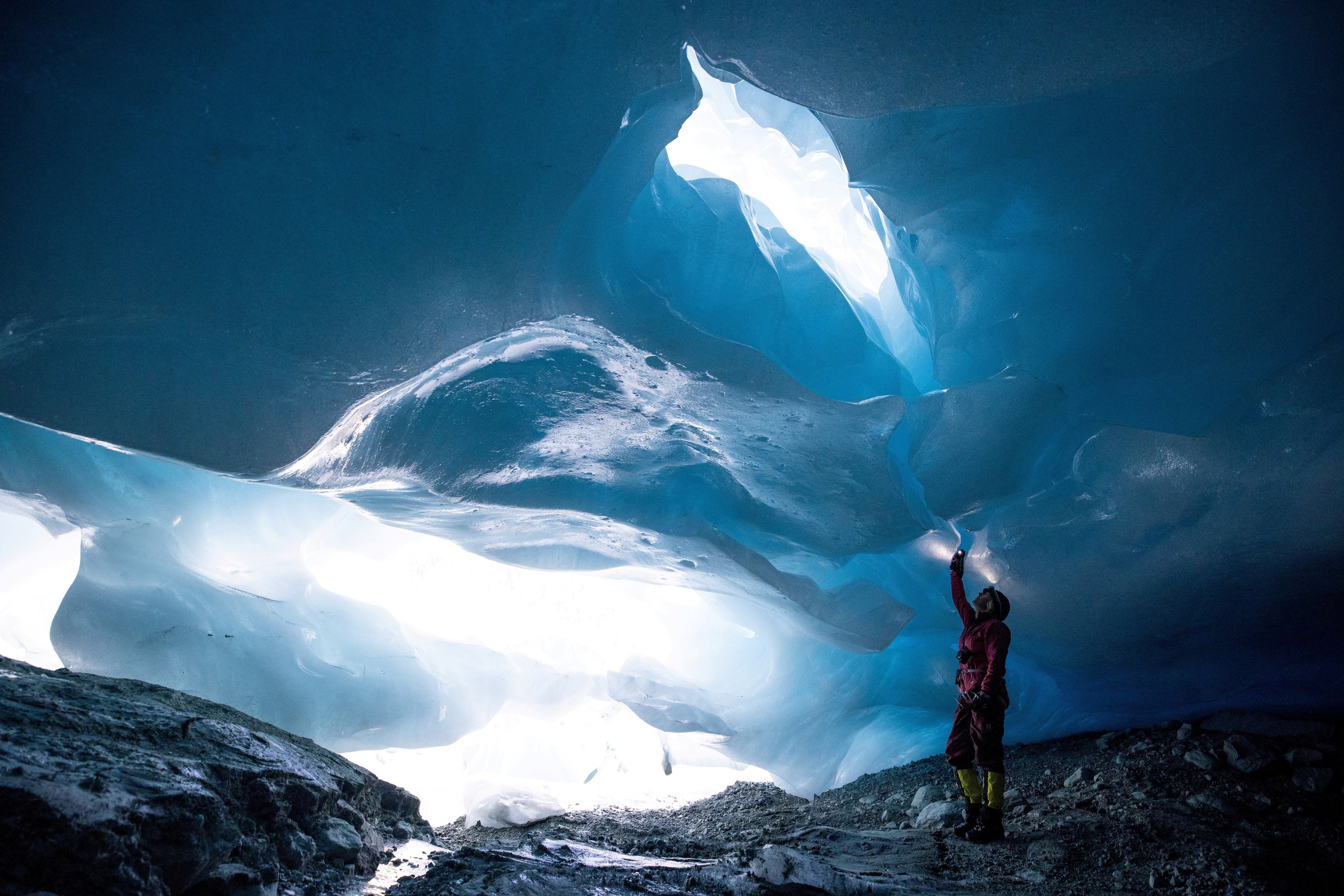 Austrian glaciologists explore cavity of disintegrating glacier near Galtuer