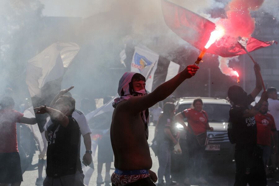 Barristas de Colo Colo, en el Monumental.