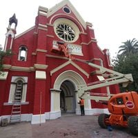 Desacralizada y con nueva fachada: el rumbo que toma la mil veces vandalizada exiglesia de Carabineros