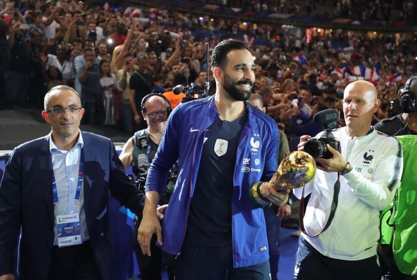 Adil Rami, campeón con Francia en 2018, le dio con todo a Dibu Martínez.