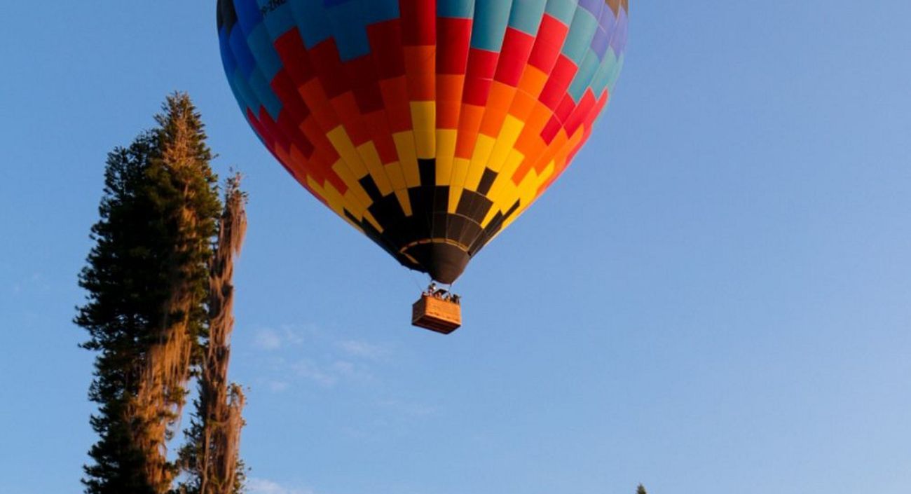 Un globo aerostático se prendió fuego y cayó sobre un edificio