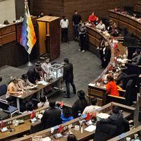 Oposición y ala de Evo Morales del MAS se toman la Asamblea de Bolivia y aprueban rápidamente leyes