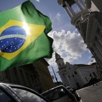 Flujos a bolsa de Brasil siguen siendo positivos, pero los inversionistas la aman menos por riesgos políticos