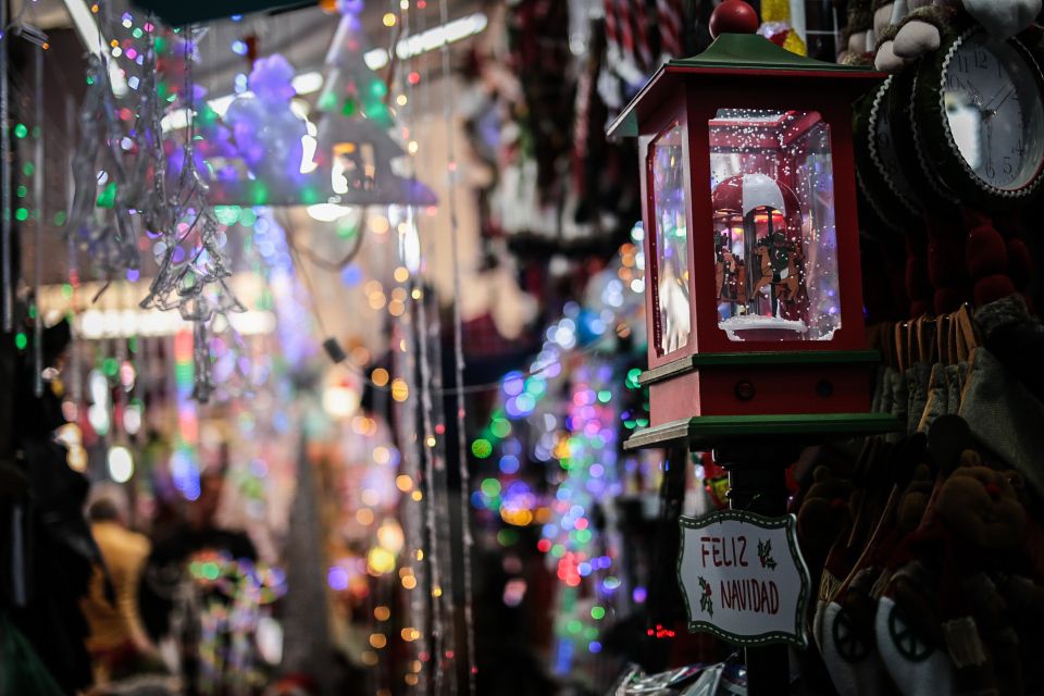 El ambiente navideño está en los puestos del barrio Meiggs.