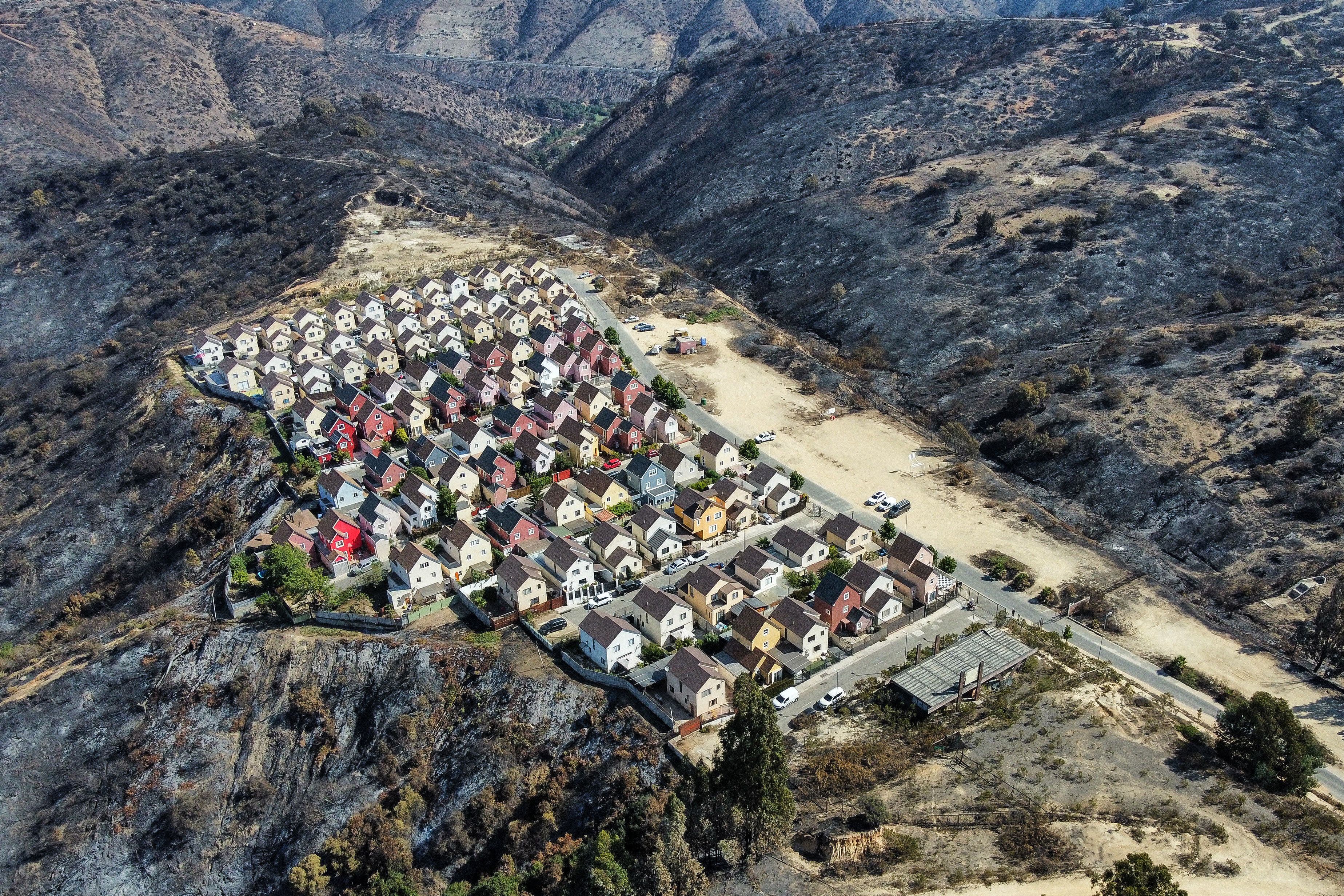 6 DE FEBRERO DE 2024 / VALPARAÍSO 
Vista de Drone de Villa Botania que con un trabajo mancomunado evitó que fuese afectada por los incendios forestales en la comuna de Viña del Mar
FOTO: DIEGO MARTIN/AGENCIAUNO