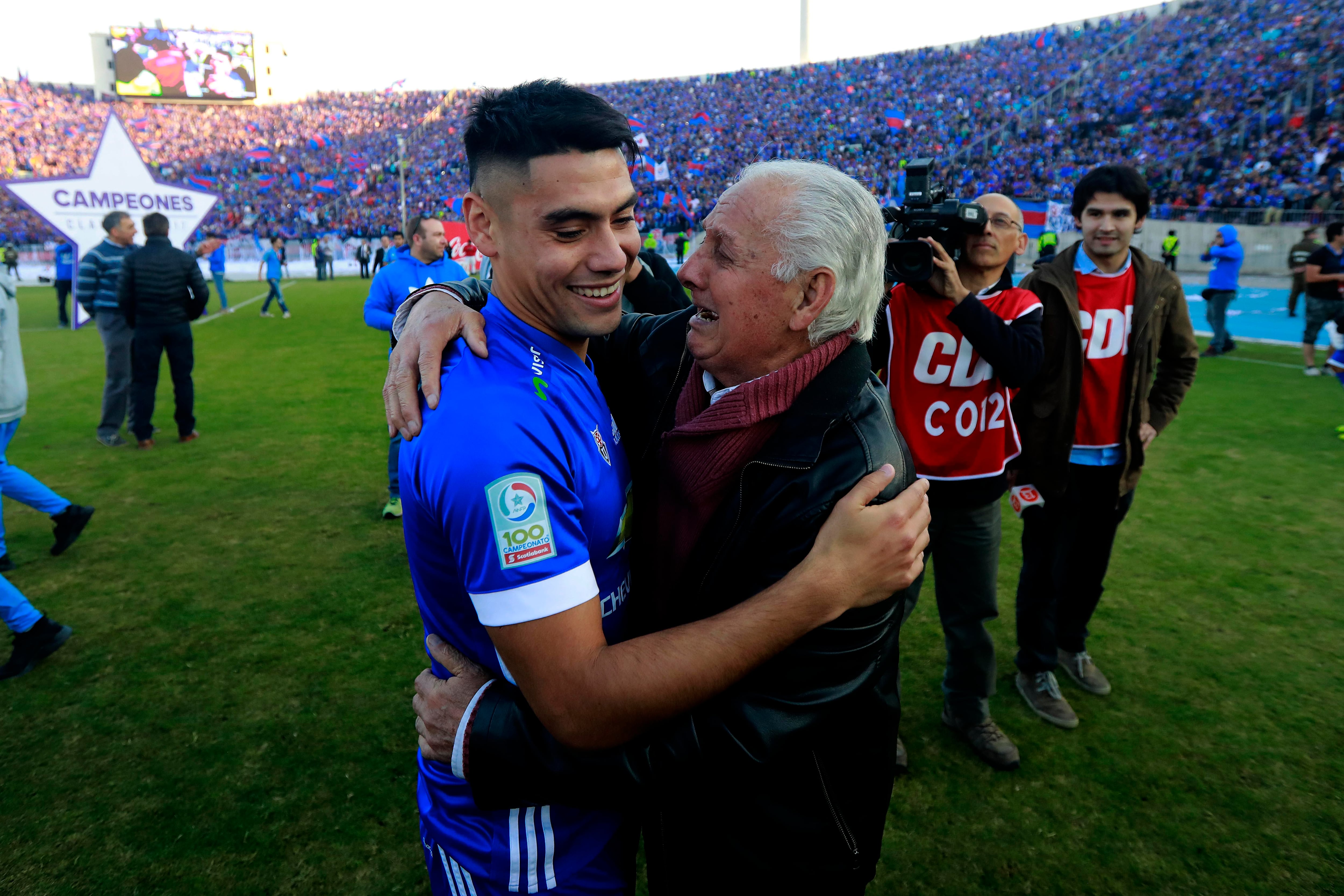 Leonel Sánchez junto a Felipe Mora en 2017. Al fondo, la galería sur del Estadio Nacional.