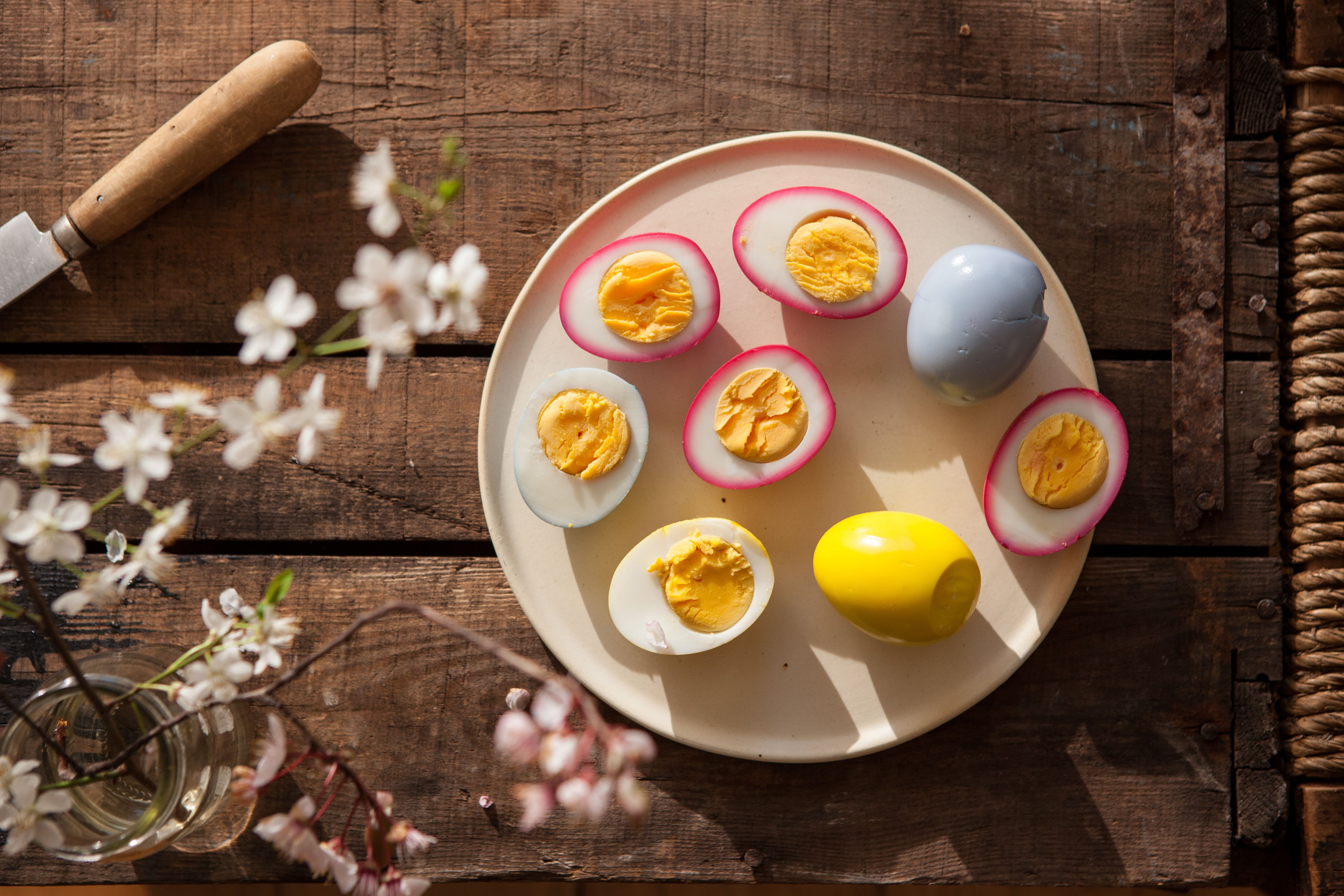 Huevos duros de colores con tintes naturales